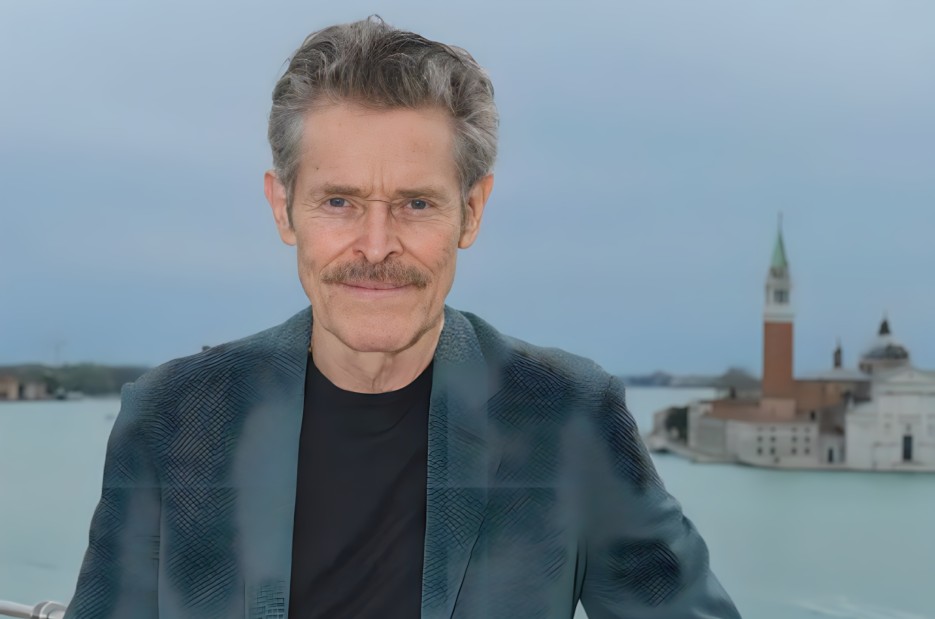 Wilhem Dafoe shines theatre Venice Bienale